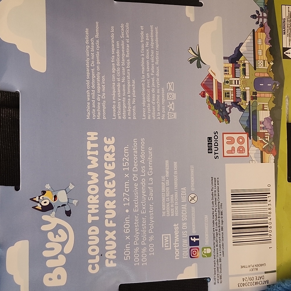 Bluey PJs & Throw - Picture 5 of 6